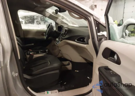 2017 Chrysler Pacifica Touring-L z USA, uszkodzony, nr VIN 2C4RC1BG8HR745384